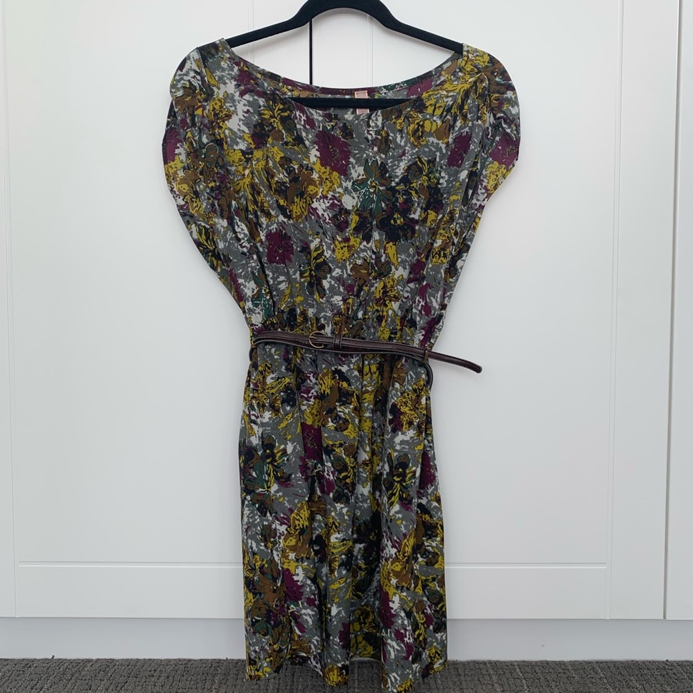 Short floral dress with belt